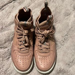 Lightly used - High top Nike